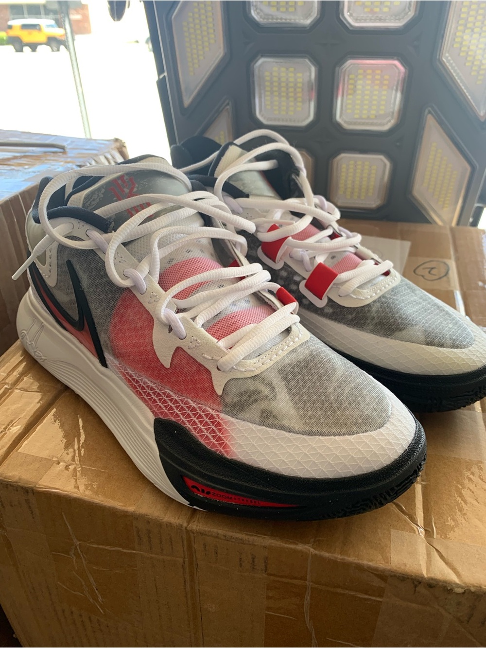 Nike hyrie 8 white university red for Men